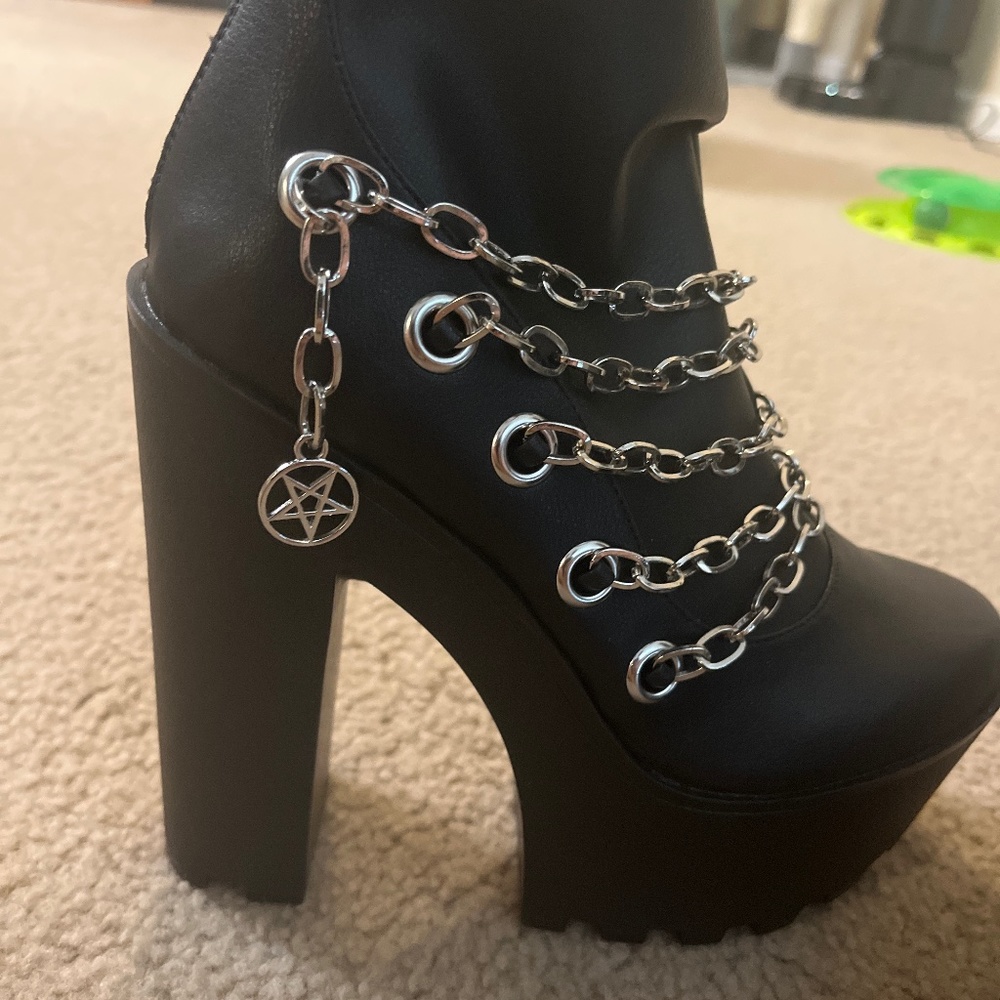 Disturbia chain heels